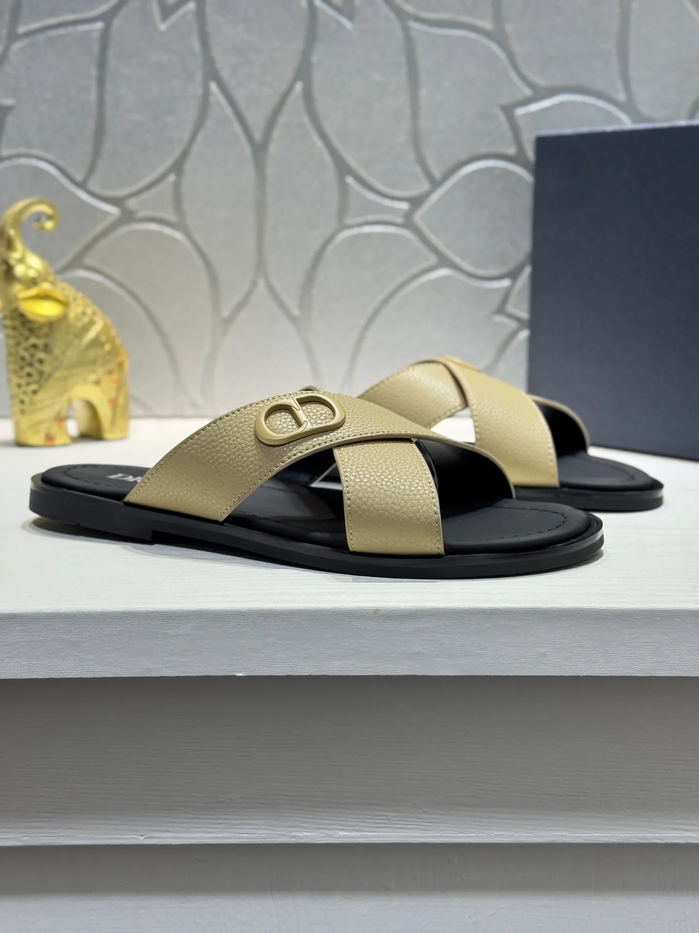 Men's men's shoes 💰320 [New style] 🦇🦇𝐂𝐡𝐫𝐢𝐬𝐭𝐢𝐚𝐧 𝐃𝐢𝐨𝐫 Dior slippers - the latest hot sandals, classic sandals, original replicas, super durable and versatile, cowhide leather with hardware accessories, very comfortable on the feet Look slim and white. Original molded outsole size: 38-44 (.45. Customized